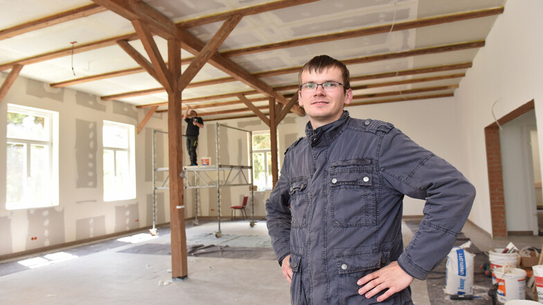 Peter Behrendt vom Kirchenvorstand freut sich über den Fortschritt beim Innenausbau der alten Pfarrscheune in Possendorf.