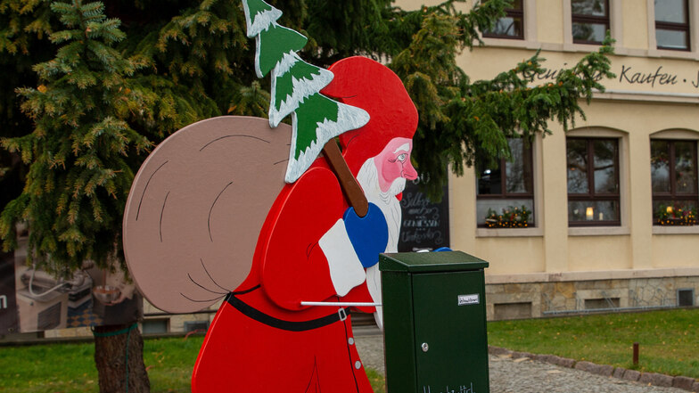Weihnachtsmänner gibt es überall - der an der Schokoladenmanufaktur in Heidenau hat aber auch einen Wunschbriefkasten.