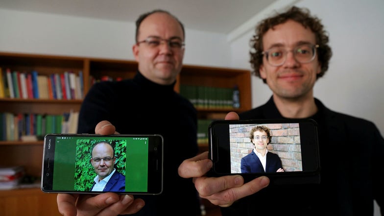 Ihren Professoren Alexander Lasch (l.) und Simon Meier-Vieracker können die Studenten auch auf ihrem Smartphone lauschen – mit Wissenszuwachs.