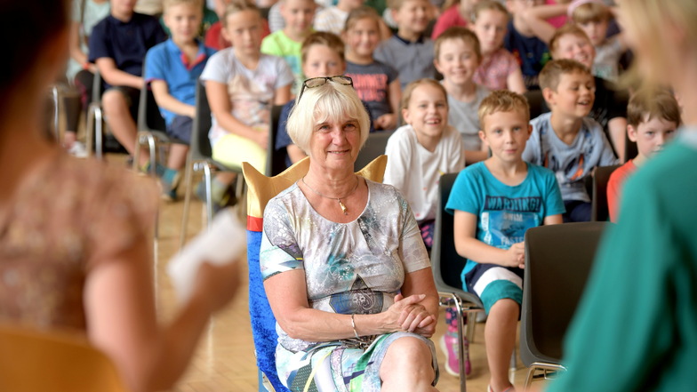 Die Schüler der Weinau-Grundschule führen zur Verabschiedung ihrer langjährigen Schulleiterin Antje Engemann (Mitte) ein kleines Programm auf.