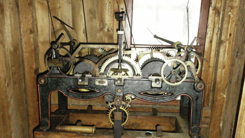 Das mechanische Uhrwerk aus der Kirche Röderau (Gemeinde Zeithain) verrichtet jetzt seinen Dienst in Tellschütz bei Leipzig.