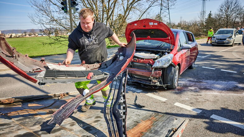 Drei Verletzte, 25.000 Euro Schaden und eine Vollsperrung der S172 waren die Folgen des Unfalls am 31. März in Heidenau.