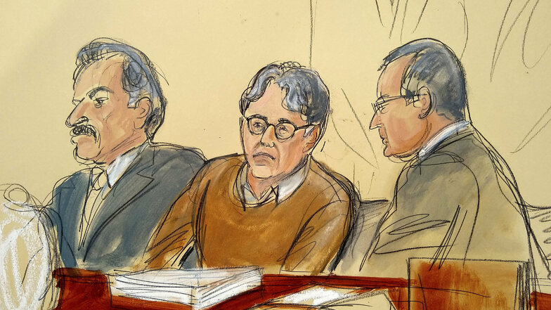 Diese Gerichtszeichnung zeigt den Angeklagten Keith Raniere (M) im Gerichtssaal. Der Gründer eines bizarren New Yorker Sex-Kults muss wohl den Rest seines Lebens hinter Gittern verbringen.