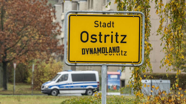Auch das Ortseingangsschild von Ostritz wurde schon einmal von Unbekannten mit einem Dynamoland-Aufkleber verunstaltet.
