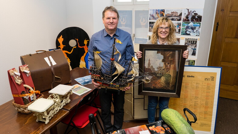 Niels Hoffmann und Jutta Müller vom Viathea-Förderverein mit Bildern, Antiquitäten und weiteren Dingen, die am 18. März zugunsten des Straßentheaterfests versteigert und verkauft werden.