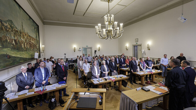 Alles auf Anfang im Görlitzer Rathaus. Und am Anfang einer neuen Legislaturperiode steht der Eid, den die Görlitzer Stadträte am Donnerstag zur konstituierenden Sitzung ablegten.