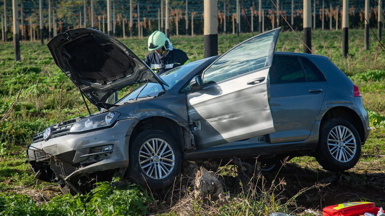 Eine Autofahrerin fuhr am Donnerstag in der Nähe von Kriepitz in ein Hopfenfeld und wurde schwer verletzt.