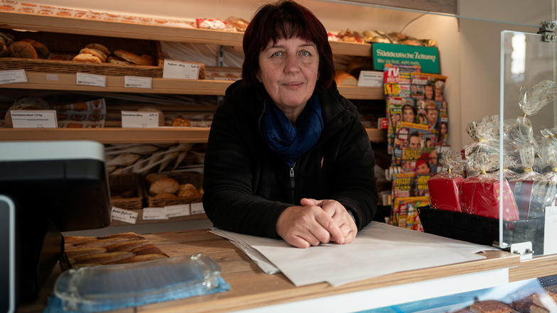 Susan Walther, Verkäuferin in einem Verkaufswagen der Königshainer Bäckerei Melzer. Am Freitag durfte sie auf der "Verkaufs-Sonnenseite" am Marienplatz stehen. Den "Katzentisch-Standort" am unteren Elisabethplatz musste sie in der Woche davor nutzen.