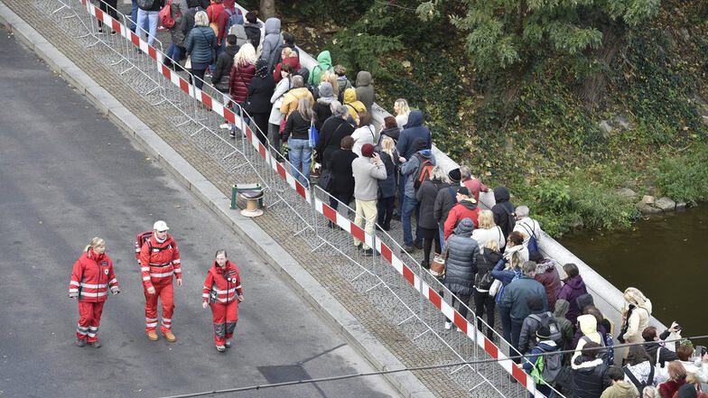 Fans von Karel Gott stehen in einer Schlange am Straßenrand, um zu dem aufgebahrten Sarg im Prager Sophienpalais zu gelangen.