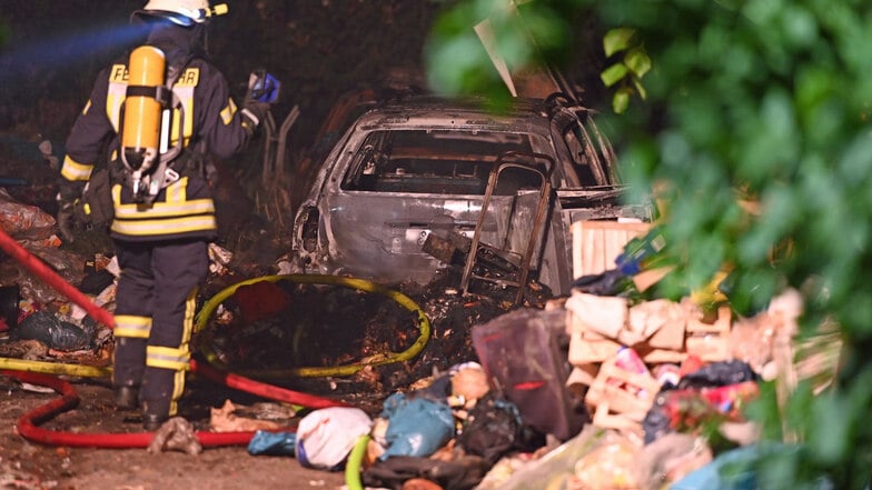 Auf einem völlig vermüllten Grundstück im Kohlwesa bei Hochkirch brannten in der Nacht zu Dienstag drei Autos.