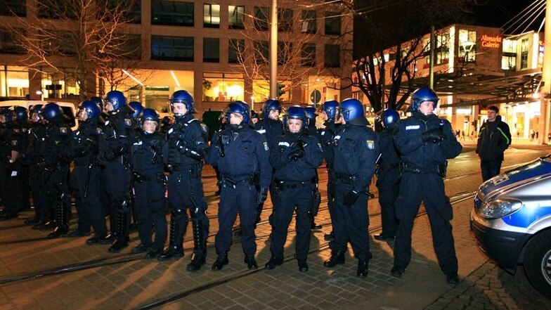 Die Polizei ist mit mehr als 1.600 Beamten aus mehreren Bundesländern im Einsatz.