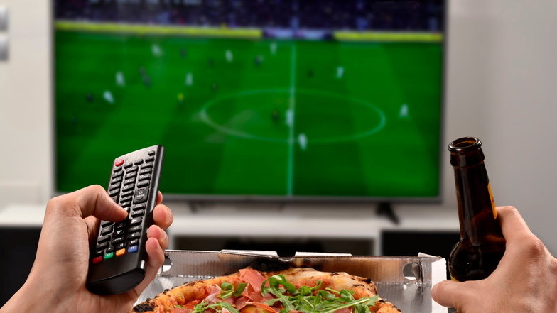 Der Klassiker: lecker Pizza zum Fernsehabend. Würde sie zum Mittag weniger auf die Hüften gehen?