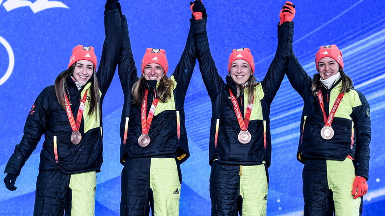 Die deutsche Biathlon-Bronze-Staffel mit Vanessa Voigt (l-r), Vanessa Hinz, Franziska Preuss und der für den WSC Erzgebirge Oberwiesenthal startende Denise Herrmann.
