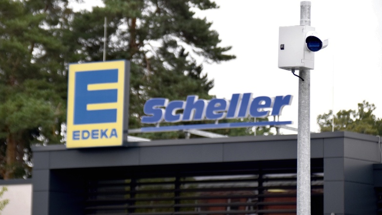 An den Zufahrten des Edeka-Marktes an der Pulsnitzer und der Badstraße in Radeberg wurden Kameras installiert. Damit sollen Parksünder erkannt werden, die länger als zwei Stunden stehen.