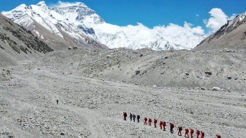 Den Mount Everest können Bergsteiger nicht nur von Nepal, sondern wie hier auch von der chinesischen Norseite aus erklimmen. Als Vorsichtsmaßnahme in der Pandemie erhielten dort in diesem Jahr allerdings nur 38 Bergsteiger eine Genehmigung für die Kletter