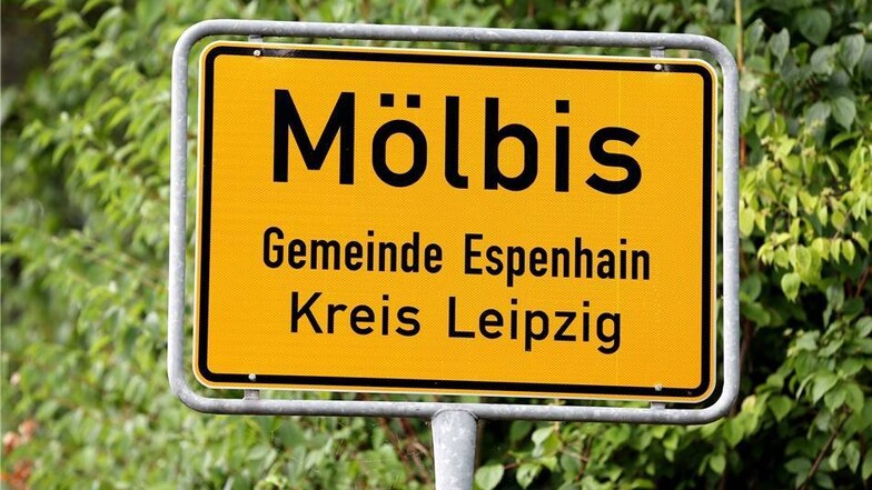 Das Ortsschild des Dorfes Mölbis. Der Ort bei Espenhain mitten im Braunkohlerevier und umgeben von Tagebau, Abraumhalde und dem VEB Braunkohleveredlungswerk galt als schmutzigstes Dorf der DDR.