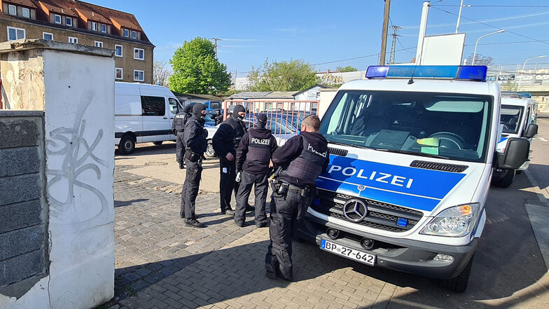 In Halle und Leipzig finden seit dem frühen Morgen polizeiliche Durchsuchungen in mehreren Objekten statt. Es gehe um Beihilfe zum unerlaubten Aufenthalt sowie der unerlaubten Einreise in das Bundesgebiet, so die Bundespolizei.