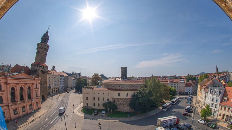 Der Görlitzer Demianiplatz liegt in prallem Sonnenschein vor wenigen Tagen.