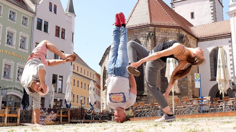 Felix Roßberg (links), Heiko "Hahny" Hahnewald und Joanna Mintcheva eröffnen den Meißner Kultursommer mit Breakdance.