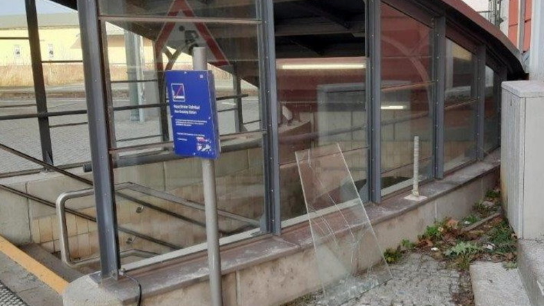 Unter anderem diese Scheibe der Unterführung wurde am Bahnhof Löbau zerstört.