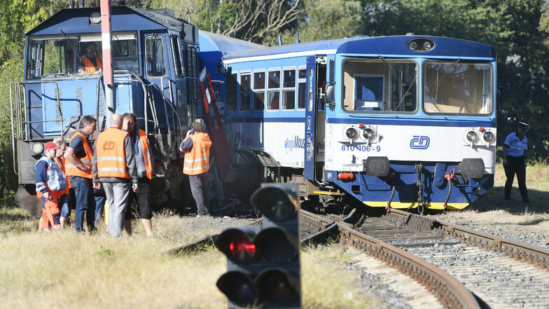 Beim Zusammenstoß eines Triebwagens der Bahn mit der Lokomotive einer Messgarnitur sind in Tschechien 20 Menschen verletzt worden.