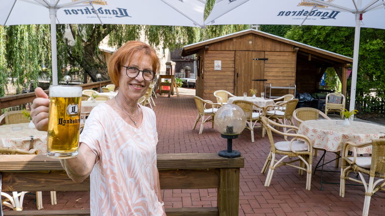 Zum Wohl: Ingrid Dörfer, Inhaberin des Biergartens "Kunstmühle Ludwigsdorf", präsentiert ihr Angebot.