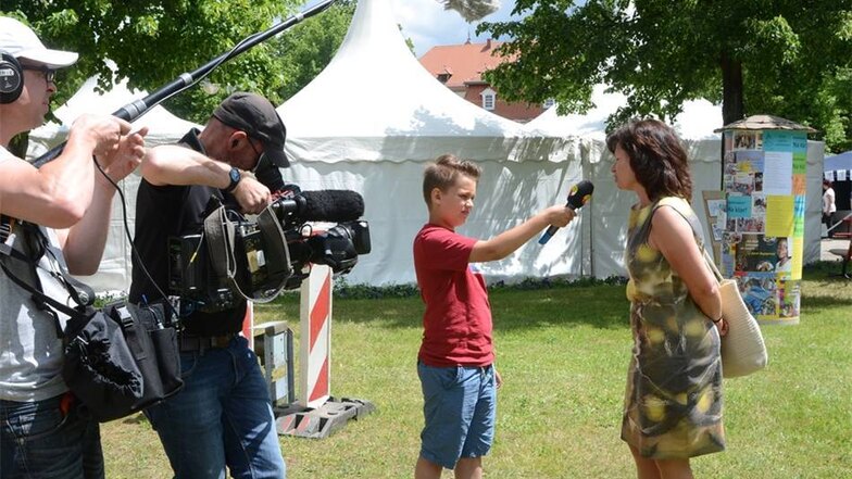 Kinderreporter Rudi interviewt Beate Hoffmann, die Oberbürgermeisterin der Stadt Niesky