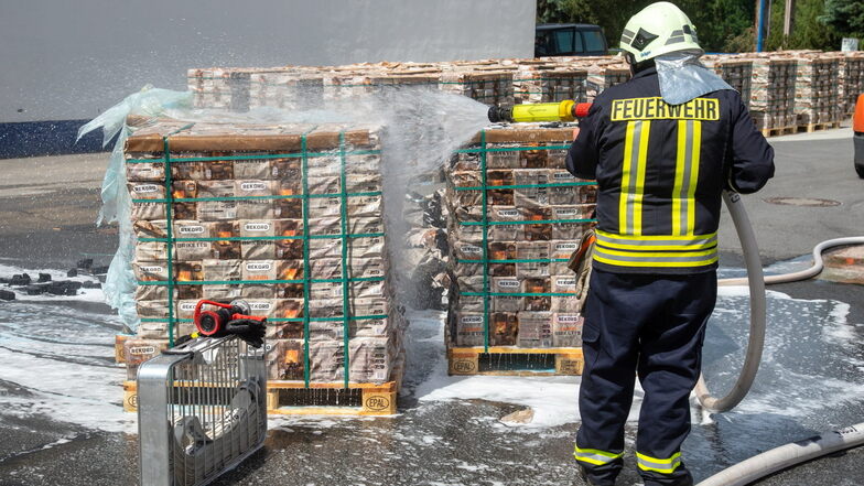 Fast 60 Feuerwehrleute waren am Dienstag in Bischofswerda im Einsatz, um am Drebnitzer Weg einen Großbrand zu verhindern - erfolgreich.