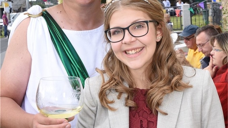 Die neue Gebietsweinkönigin Lisa-Marie Queißer mit Bacchus Jens Weser