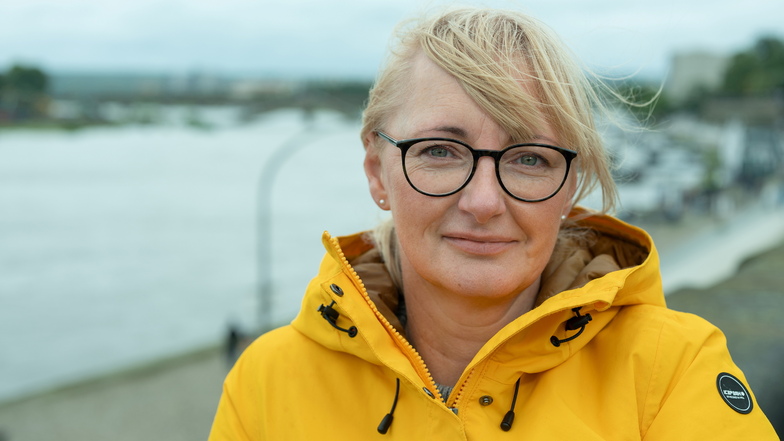 Sabine Griesbach vor der eingestürzten Carolabrücke. Kurz vor dem Einsturz fuhr ihre Tochter mit der Bahn der Linie 3 über die Brücke.