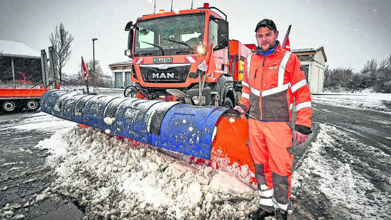 Ein starkes Team: Michele Börner (36) schickt sich an, mit seinem MAN-Laster zum Schneeräumen auf die A 17 auszurücken. Er und seine Kollegen von der Autobahnmeisterei Nickern schieben seit dem Wintereinbruch Zwölf-Stunden-Schichten.