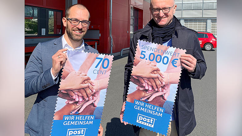 Zwei Männer, zwei Briefmarken: PostModern-Geschäftsführer Michael Ulbrich und Marketingleiter Alexander Hesse.