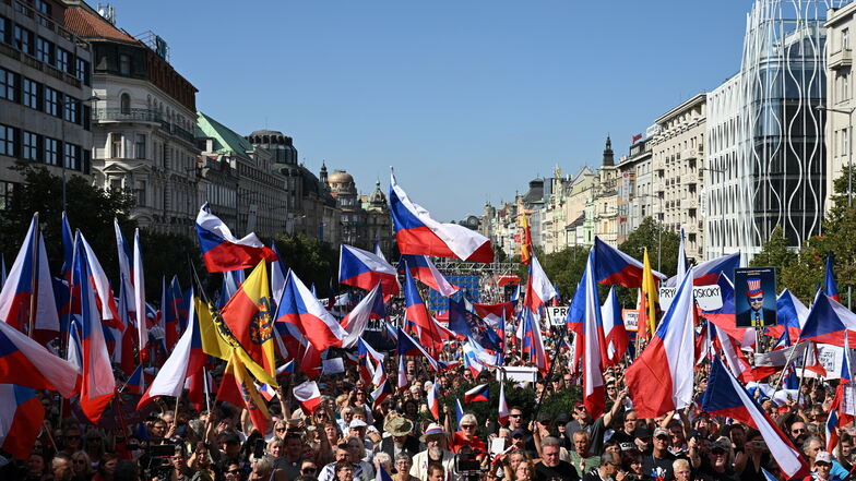 Tausende protestieren in Prag gegen tschechische Regierung