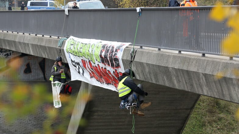 Zwei Männer haben sich von der A4-Brücke in Dresden abgeseilt - für den Protest stehen sie vor Gericht.