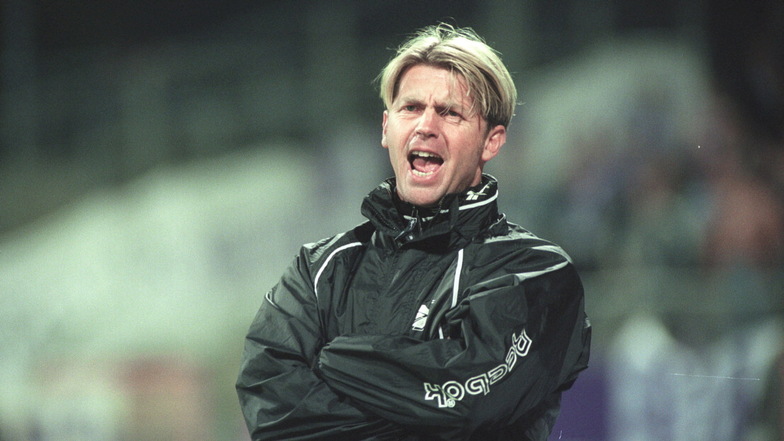 Colin Bell als Trainer von Dynamo Dresden im Oktober 1999 bei der 1:4-Pleite im Landespokal gegen Erzgebirge Aue.