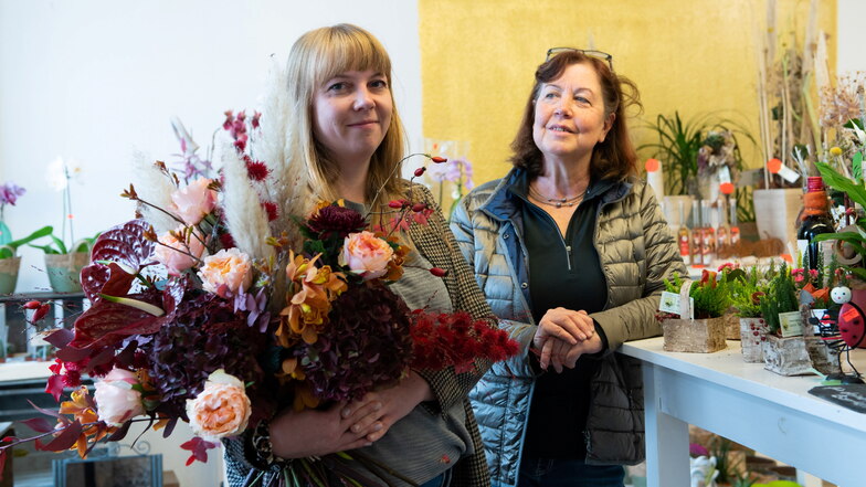 Kerstin Puhane (r.) hat ihr Blumengeschäft am Markt geschlossen, Anne Wachtel wird es neu eröffnen. Nach 30 Jahren ist die Radeburgerin froh, eine kreative Nachfolgerin gefunden zu haben.