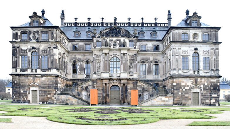 Die Fassade des Palais im Großen Garten wird demnächst eingerüstet und restauriert.