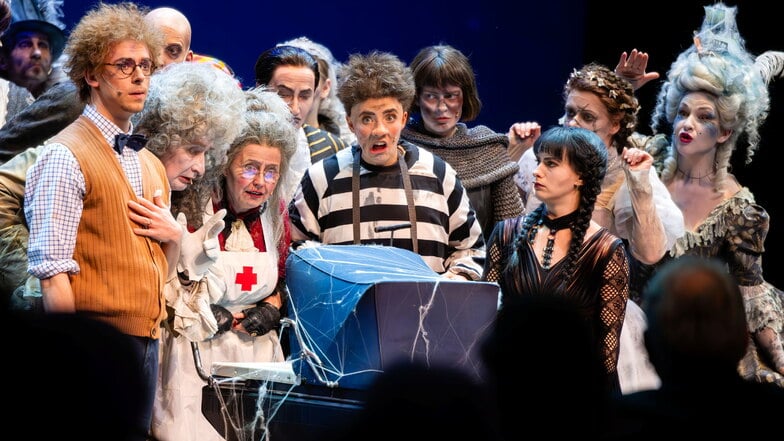 "The Addams Family" kehrte nach dem erfolgreichen Theatersommer noch einmal zurück nach Bautzen. Beim Bühnenball im Deutsch-Sorbischen Volkstheater gab es Neuigkeiten von der skurrilen Familie.