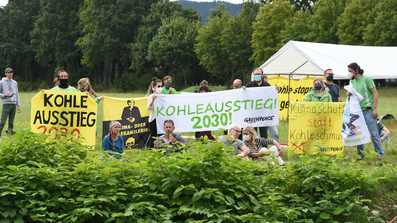 Rund 100 Demonstranten waren dem Aufruf auf der deutschen Seite gefolgt.