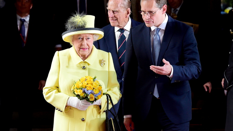 2015: Berlins Regierender Bürgermeister Michael Müller (SPD, r) spricht mit der britischen Königin während sie mit ihrem Ehemann über den Pariser Platz in Berlin geht. Die britische Königin Elizabeth II. befand sich zu einem dreitägigen Besuch in Deutschland.