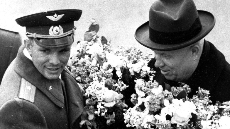 Nikita Chruschtschow (r), damaliger Ministerpräsident der UdSSR, begrüßt auf dem Flughafen Wnukowo Juri Gagarin.