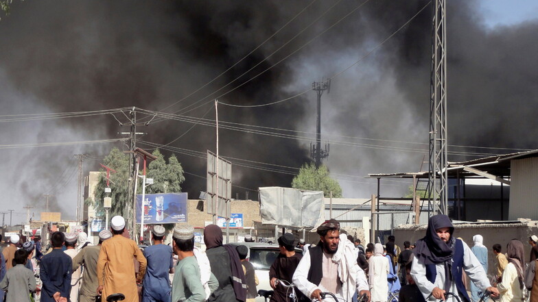 Nach Kämpfen zwischen den Taliban und afghanischen Sicherheitskräften in Kandahar südwestlich von Kabul steigt Rauch auf.