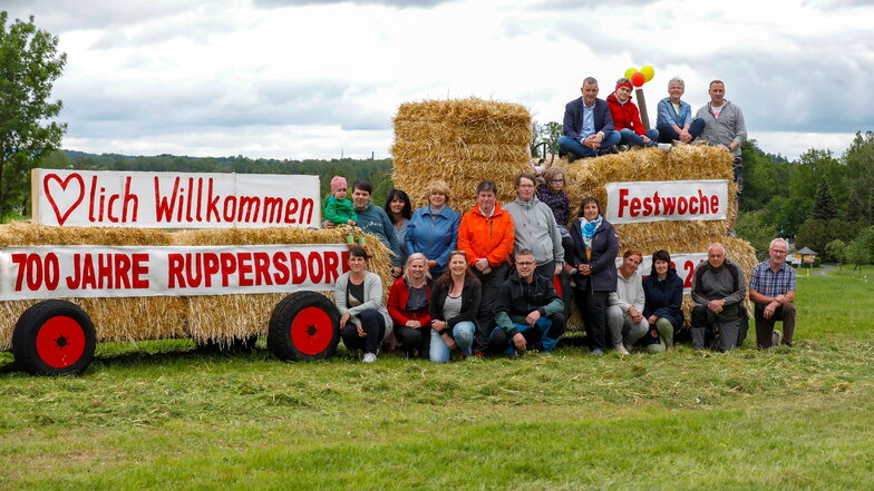 Ein großes Team für eine große Feier: Die Ruppersdorfer Festorganisatoren auf dem Strohtrecker zur Werbung.