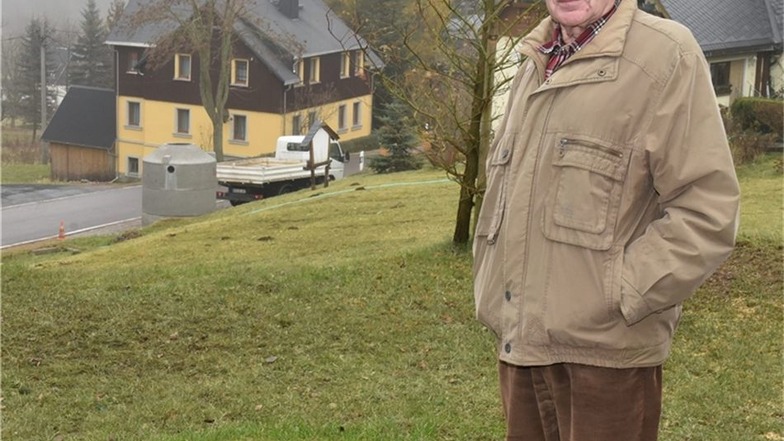 Im Hintergrund von Herbert Bernhard steht der Behälter für die neue Abwasseranlage seines Nachbarn.