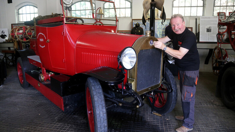 Letzte Vorbereitungen für den Festumzug am Sonntag um 13 Uhr: Siegfried Bossack macht im Feuerwehrmuseum Zeithain ein Löschfahrzeug Baujahr 1920 schick.