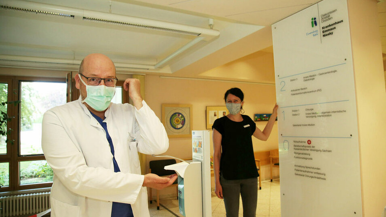 In allen Krankenhäusern gilt Besuchsverbot. Auf dem Foto desinfiziert sich Chefarzt Rainer Stengel im Emmaus-Krankenhaus Niesky die Hände.