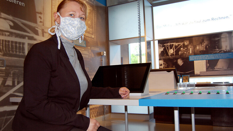 Andrea Prittmann vom ZCOM Hoyerswerda sitzt in dessen „Erfinderwerkstatt“. Im Museum besteht Maskenpflicht. Der Kauf ist an der Kasse möglich.