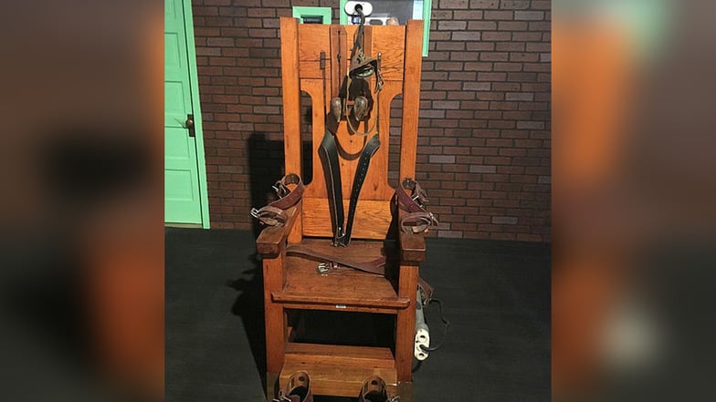 Elektrischer Stuhl "Old Sparky", aufgenommen am 13.09.2016 im Prison Museum Huntsville (Texas). Die US-Regierung will künftig neben dem Tod durch die Giftspritze auch andere Methoden der Hinrichtung wie Erschießungen, den elektrischen Stuhl oder den Ein