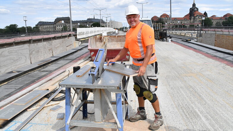 Vorarbeiter Uwe Juchler von Hentschke Bau war schon auf der Augustusbrückenbaustelle mit dabei. Auf der Carolabrücke sägt er Bretter für die Verschalung zurecht.