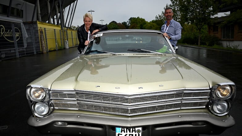 Ford Galaxie, Baujahr 1967, mit Fahrer Armin Stein und Beifahrerin Katja Klotz.